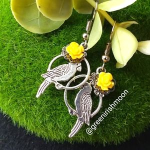 10/$25 Silver parrot bird tropical earrings